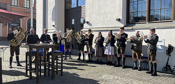 Der Spargel ist wieder das: Die Hohenwarter Musibuam beim Spargelanstich 2023 auf dem Viktualienmarkt am 05.04.2023 (©Foto:Martin Schm,itz)